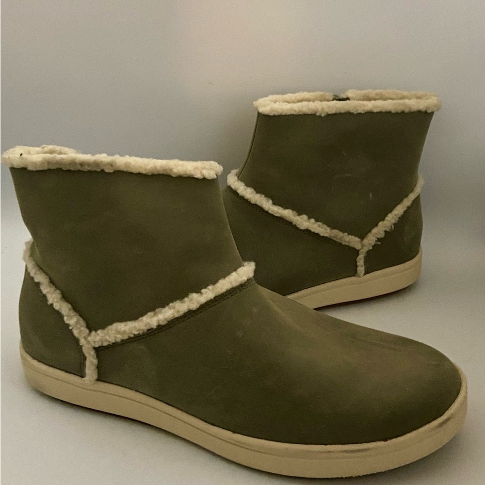 Clarks Cloudsteppers Side Zip Ankle Boot. Gray Su… - image 1